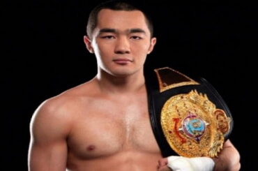 Бейбит Шуменов завоевал титул чемпиона мира WBA в первом тяжелом весе